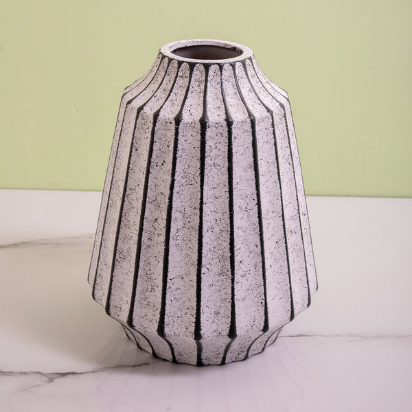 Elegantly Designed White And Green Bellissimo Vase (Medium)