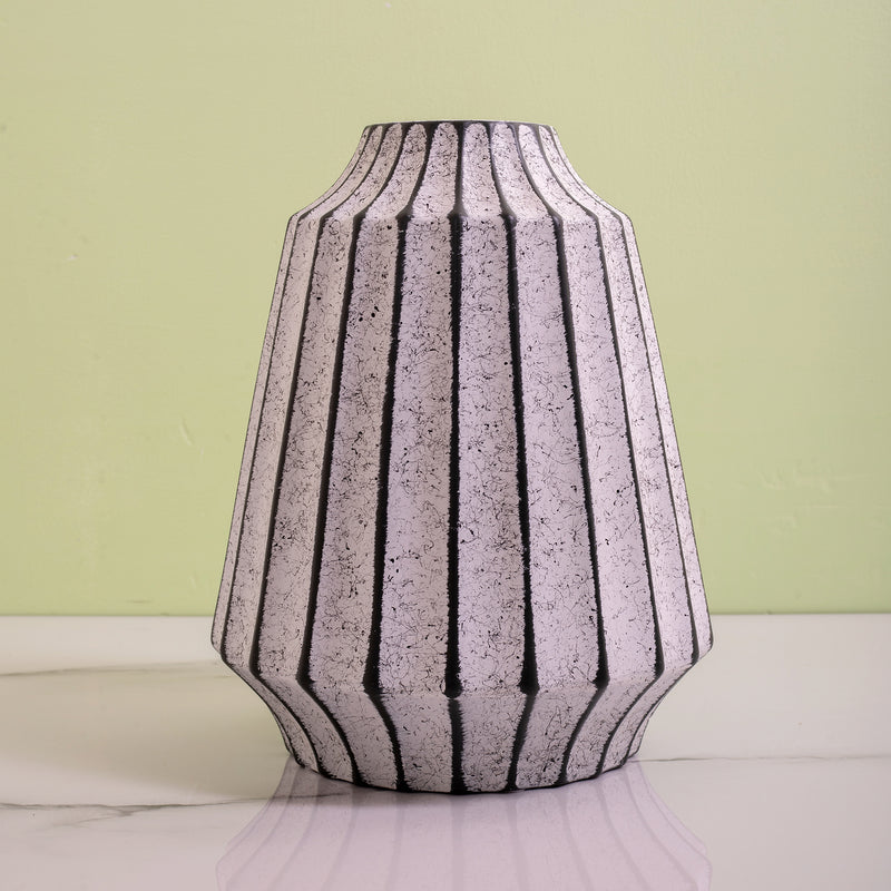 Elegantly Designed White And Green Bellissimo Vase (Medium)